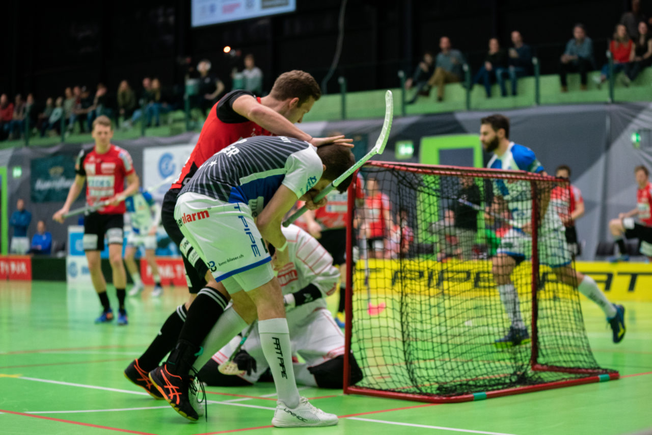 Herren NLA Runde 22, Switzerland: 16.02.2020, Zürich, Hardau, Lukas Veltsmid (Nr. 64, Alligator Malans) räumt Paolo Riedi (Nr. 21, GC Unihockey) weg

Credit: Claudio Schwarz, unihockey-fotos.ch