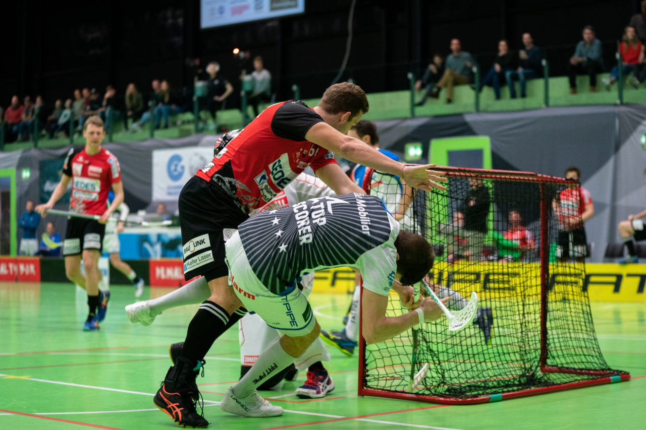 Herren NLA Runde 22, Switzerland: 16.02.2020, Zürich, Hardau, Lukas Veltsmid (Nr. 64, Alligator Malans) räumt Paolo Riedi (Nr. 21, GC Unihockey) weg

Credit: Claudio Schwarz, unihockey-fotos.ch