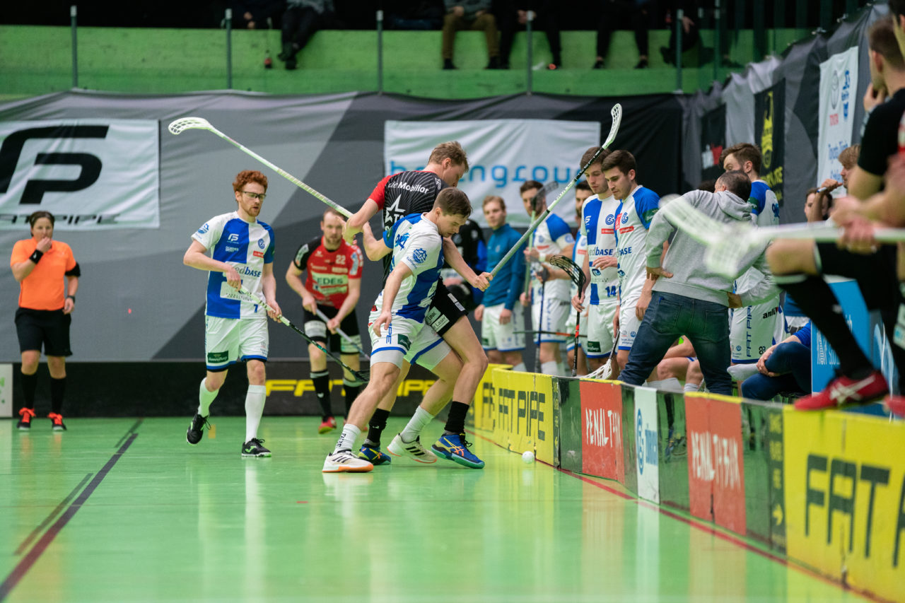 Herren NLA Runde 22, Switzerland: 16.02.2020, Zürich, Hardau, Claudio Laely (Nr. 6, GC Unihockey) im Zweikampf mit Oscar Eriksson-Elfsberg (Nr. 20, Alligator Malans)

Credit: Claudio Schwarz, unihockey-fotos.ch