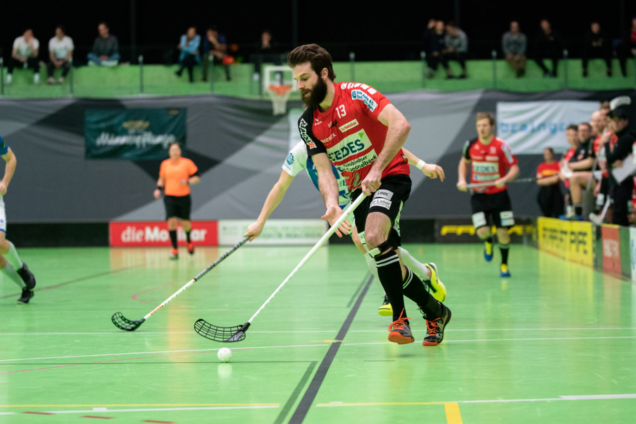 Herren NLA Runde 22, Switzerland: 16.02.2020, Zürich, Hardau, Riccardo Tarnutzer (Nr. 13, Alligator Malans) am Ball

Credit: Claudio Schwarz, unihockey-fotos.ch