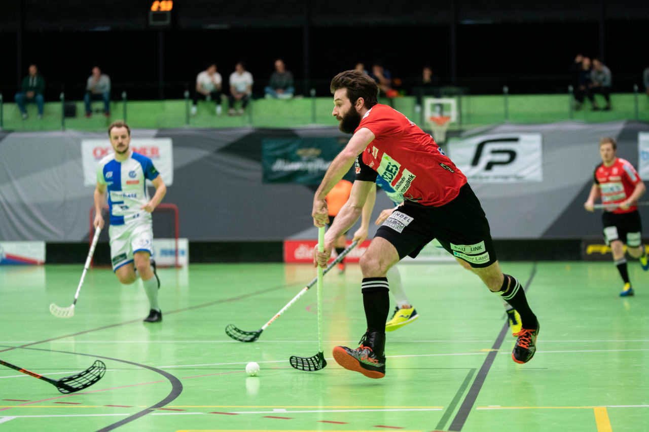 Herren NLA Runde 22, Switzerland: 16.02.2020, Zürich, Hardau, Riccardo Tarnutzer (Nr. 13, Alligator Malans) spielt den Ball

Credit: Claudio Schwarz, unihockey-fotos.ch