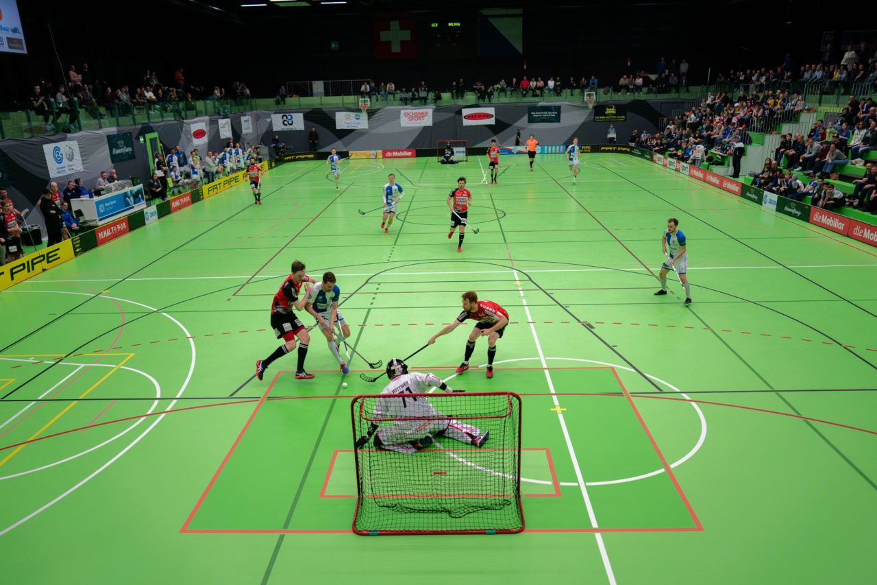 Herren NLA Runde 22, Switzerland: 16.02.2020, Zürich, Hardau, Daniel Steiger (Nr. 19, GC Unihockey) wird regelwidrig gestoppt

Credit: Claudio Schwarz, unihockey-fotos.ch