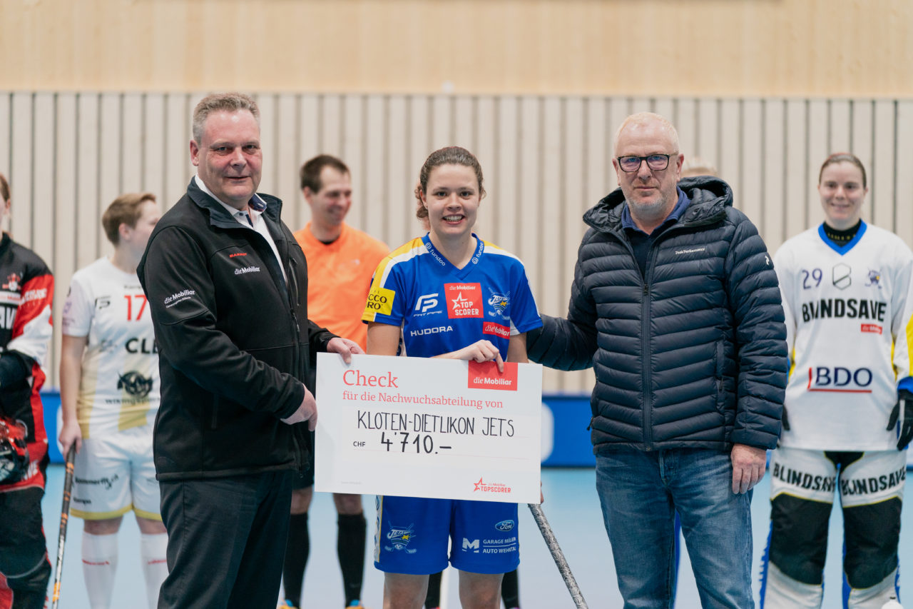 Damen NLA Playoff Viertelfinals, Spiel 1, Switzerland: 29.02.2020, Kloten, Sporthalle Stighag, Christian Prager übergibt Isabelle Gerig (Nr. 23, Kloten-Dietlikon Jets) mit Jets Co-Präsident Andi Rebsamen den Check für den Topscorer

Credit: Claudio Schwarz, unihockey-fotos.ch