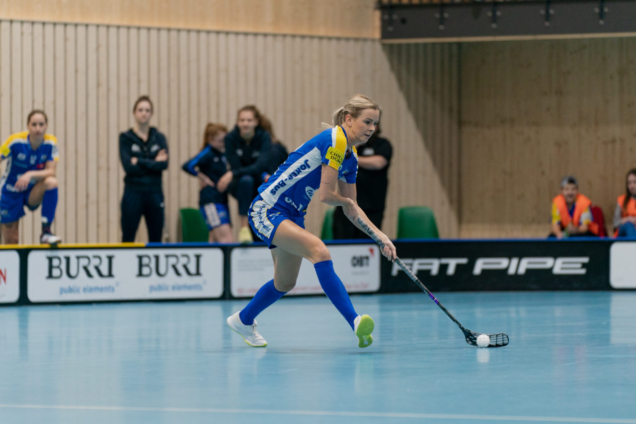 Damen NLA Playoff Viertelfinals, Spiel 1, Switzerland: 29.02.2020, Kloten, Sporthalle Stighag, Iza Rydfjäll (Nr. 22, Kloten-Dietlikon Jets) spielt den Ball

Credit: Claudio Schwarz, unihockey-fotos.ch