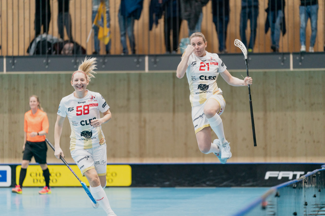 Damen NLA Playoff Viertelfinals, Spiel 1, Switzerland: 29.02.2020, Kloten, Sporthalle Stighag, Carola Kuhn (Nr. 21, Red Ants Rychenberg Winterthur) bejubelt das 0:2

Credit: Claudio Schwarz, unihockey-fotos.ch