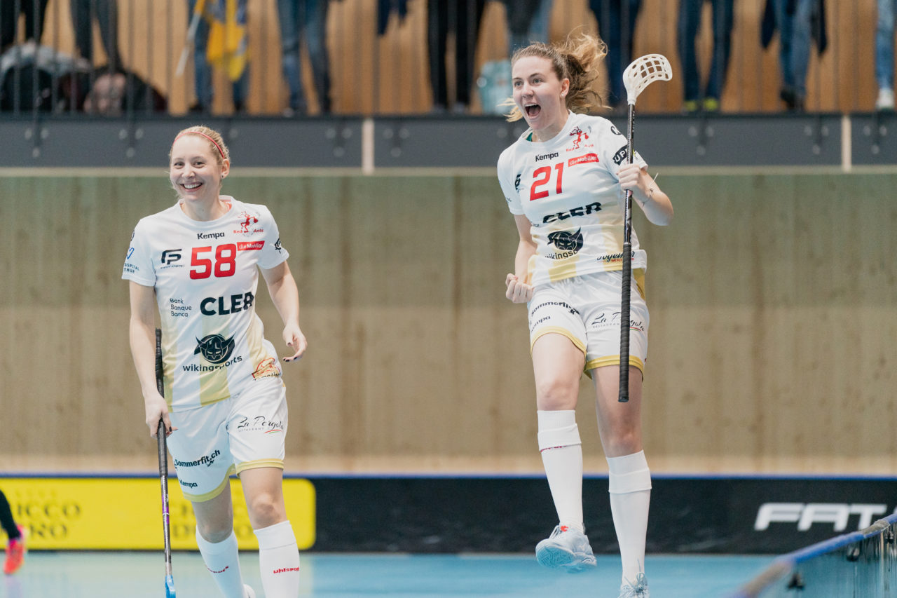 Damen NLA Playoff Viertelfinals, Spiel 1, Switzerland: 29.02.2020, Kloten, Sporthalle Stighag, Carola Kuhn (Nr. 21, Red Ants Rychenberg Winterthur) bejubelt das 0:2

Credit: Claudio Schwarz, unihockey-fotos.ch