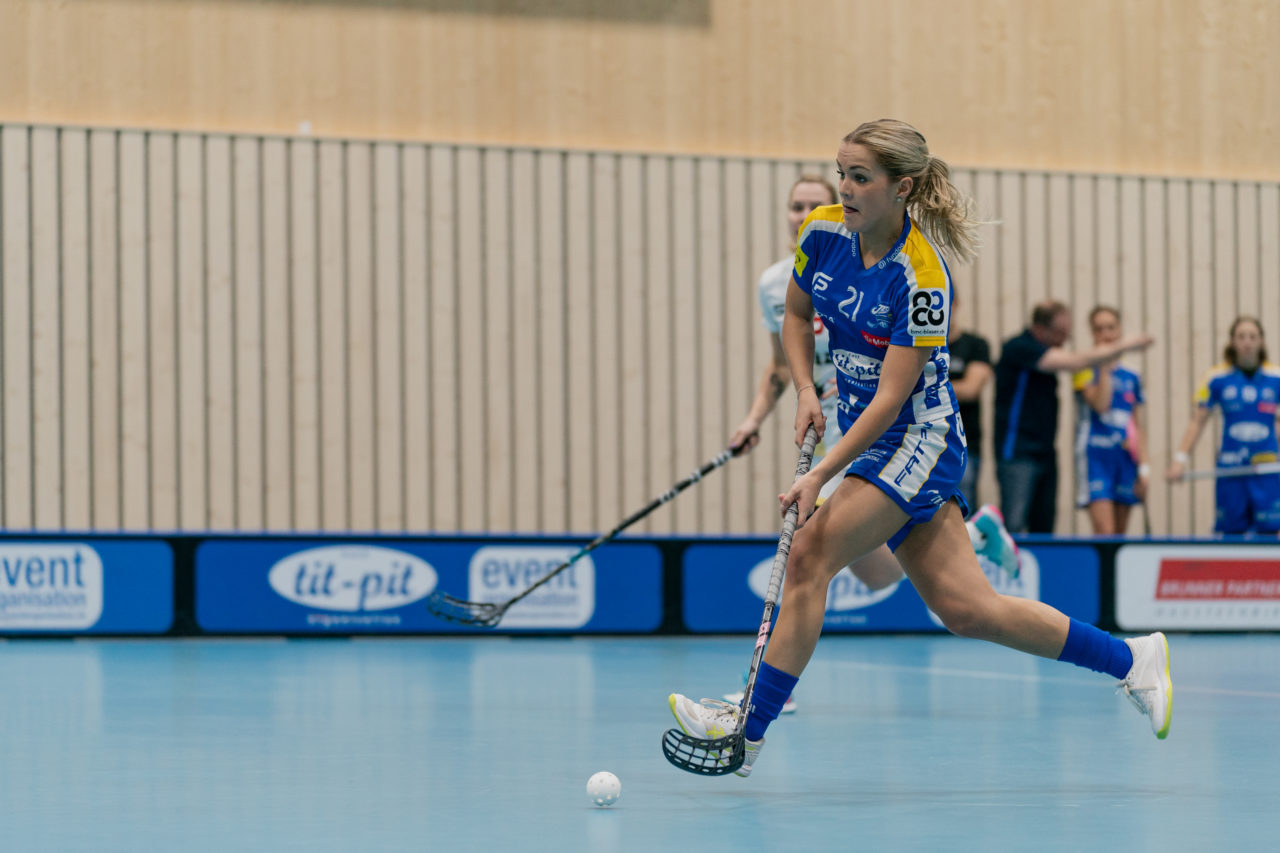 Damen NLA Playoff Viertelfinals, Spiel 1, Switzerland: 29.02.2020, Kloten, Sporthalle Stighag, Alice Granstedt (Nr. 21, Kloten-Dietlikon Jets) am Ball

Credit: Claudio Schwarz, unihockey-fotos.ch