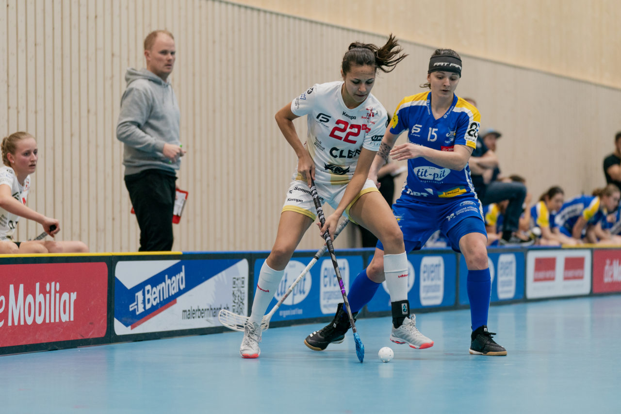Damen NLA Playoff Viertelfinals, Spiel 1, Switzerland: 29.02.2020, Kloten, Sporthalle Stighag, Esther Jeyabalasingam (Nr. 22, Red Ants Rychenberg Winterthur) im Zweikampf mit Natalie Martinakova (Nr. 15, Kloten-Dietlikon Jets) 

Credit: Claudio Schwarz, unihockey-fotos.ch