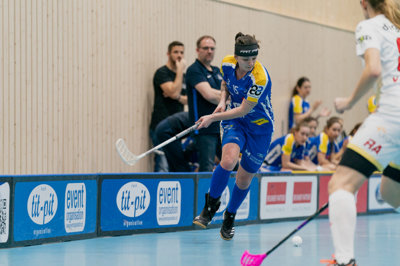 Damen NLA Playoff Viertelfinals, Spiel 1, Switzerland: 29.02.2020, Kloten, Sporthalle Stighag, Natalie Martinakova (Nr. 15, Kloten-Dietlikon Jets) spielt den Ball

Credit: Claudio Schwarz, unihockey-fotos.ch