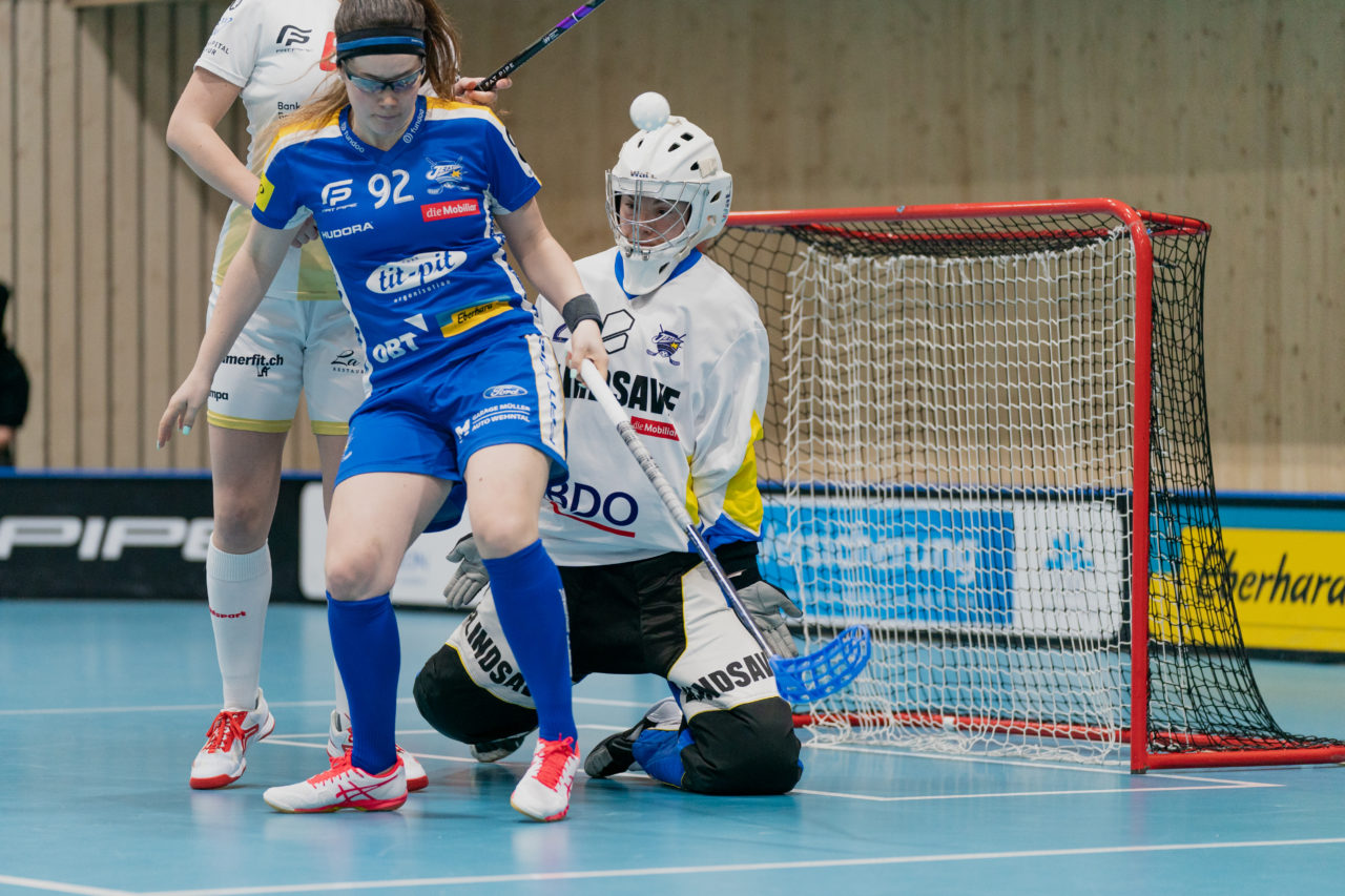 Damen NLA Playoff Viertelfinals, Spiel 1, Switzerland: 29.02.2020, Kloten, Sporthalle Stighag, Monika Schmid (Nr. 29, Kloten-Dietlikon Jets) wehrt ab

Credit: Claudio Schwarz, unihockey-fotos.ch