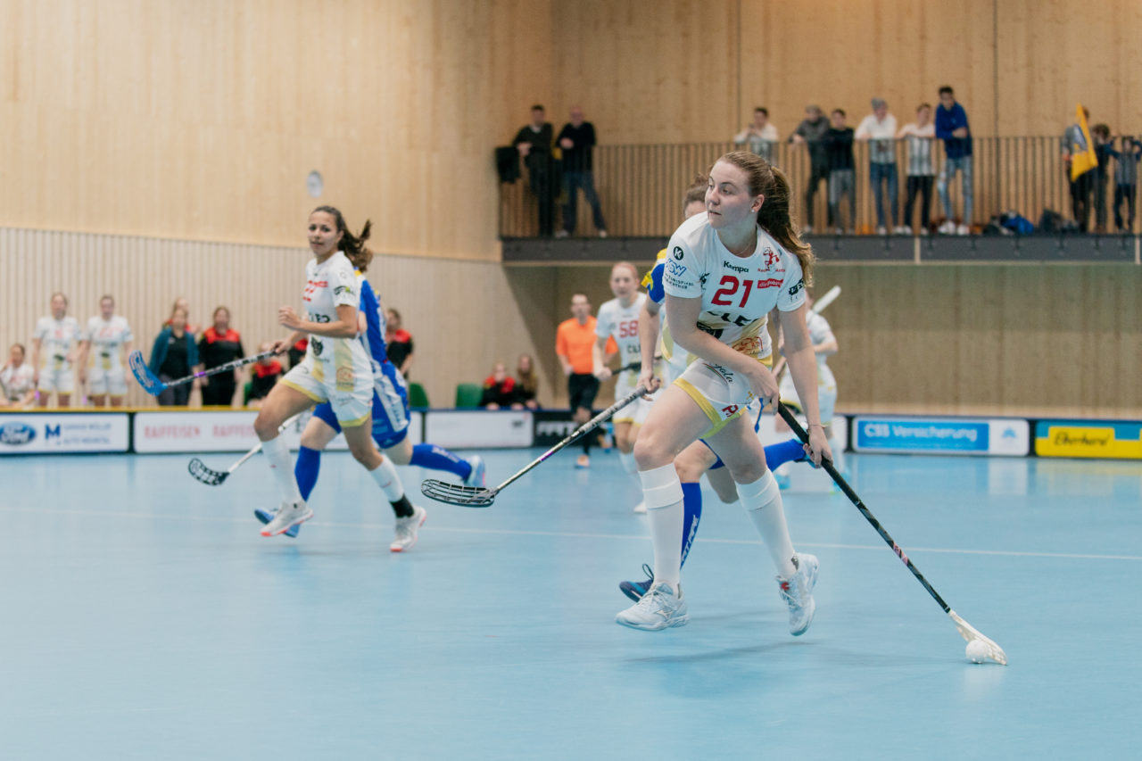 Damen NLA Playoff Viertelfinals, Spiel 1, Switzerland: 29.02.2020, Kloten, Sporthalle Stighag, Carola Kuhn (Nr. 21, Red Ants Rychenberg Winterthur) schiesst

Credit: Claudio Schwarz, unihockey-fotos.ch