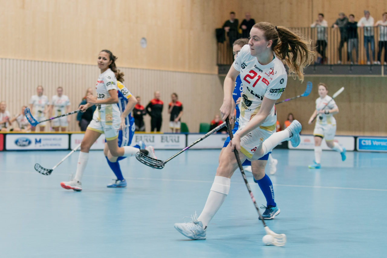 Damen NLA Playoff Viertelfinals, Spiel 1, Switzerland: 29.02.2020, Kloten, Sporthalle Stighag, Carola Kuhn (Nr. 21, Red Ants Rychenberg Winterthur) schiesst

Credit: Claudio Schwarz, unihockey-fotos.ch
