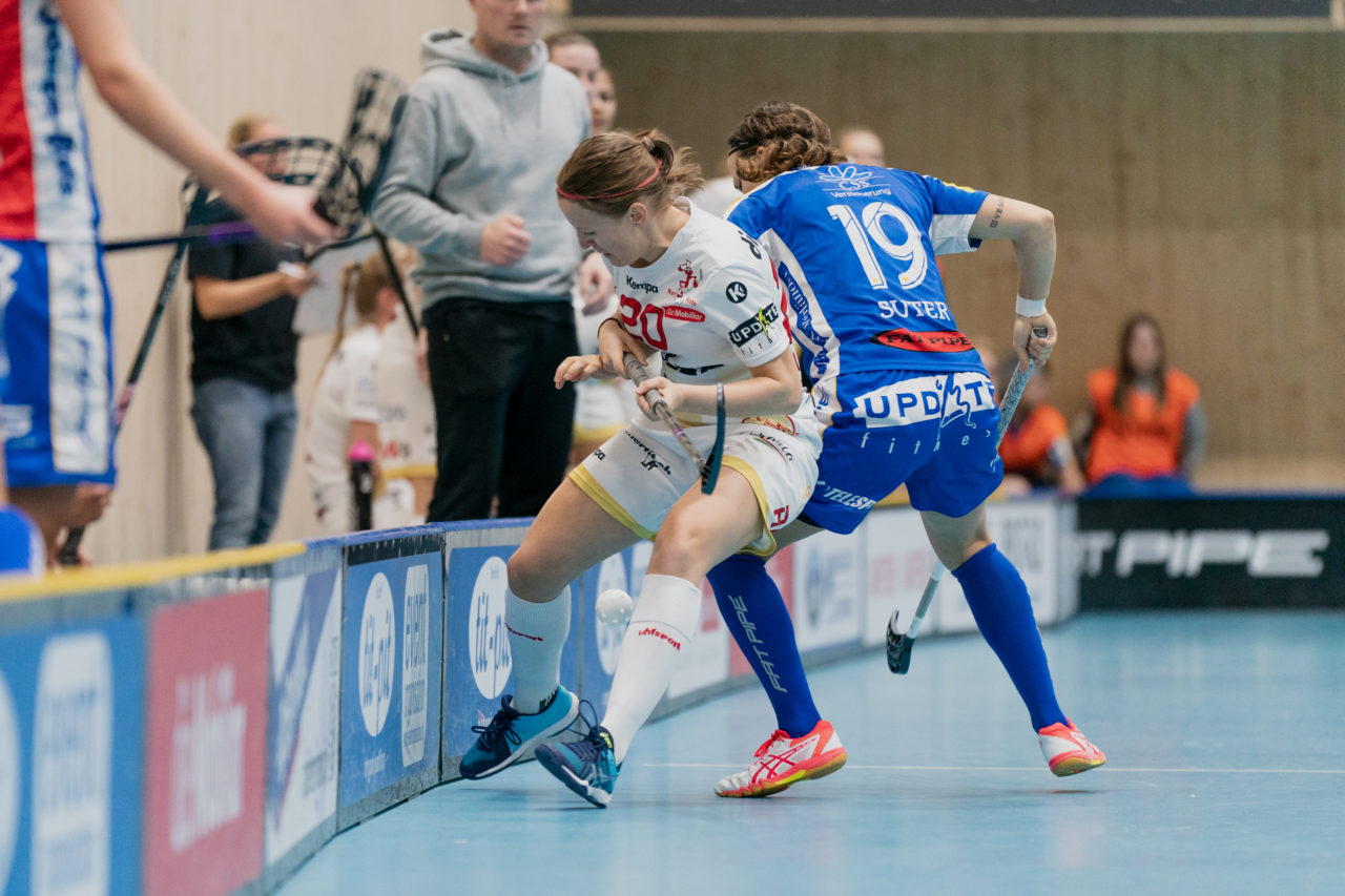 Damen NLA Playoff Viertelfinals, Spiel 1, Switzerland: 29.02.2020, Kloten, Sporthalle Stighag, Alexandra Frick (Nr. 20, Red Ants Rychenberg Winterthur) im Zweikampf mit Julia Suter (Nr. 19, Kloten-Dietlikon Jets) 

Credit: Claudio Schwarz, unihockey-fotos.ch