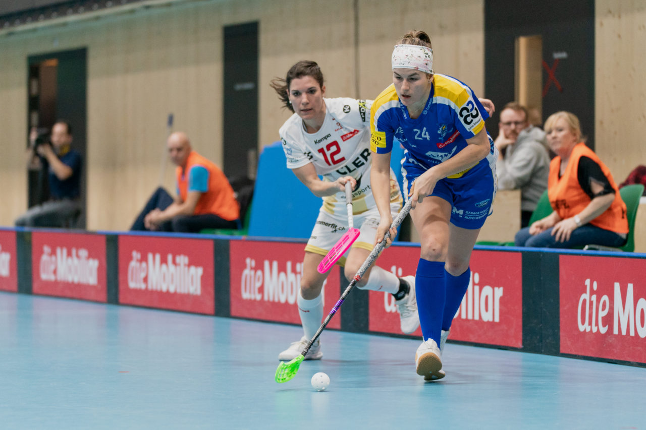 Damen NLA Playoff Viertelfinals, Spiel 1, Switzerland: 29.02.2020, Kloten, Sporthalle Stighag, Margrit Scheidegger (Nr. 12, Red Ants Rychenberg Winterthur) verfolgt Hana Konickova (Nr. 24, Kloten-Dietlikon Jets) 

Credit: Claudio Schwarz, unihockey-fotos.ch
