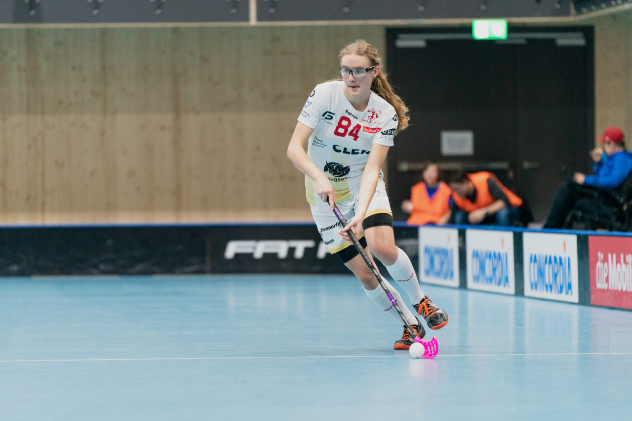 Damen NLA Playoff Viertelfinals, Spiel 1, Switzerland: 29.02.2020, Kloten, Sporthalle Stighag, Vanessa Schmuki (Nr. 84, Red Ants Rychenberg Winterthur) am Ball

Credit: Claudio Schwarz, unihockey-fotos.ch