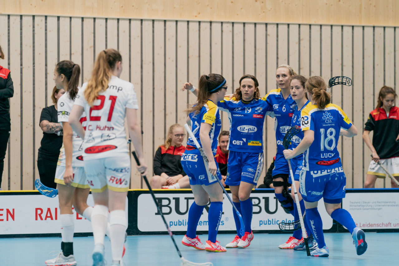 Damen NLA Playoff Viertelfinals, Spiel 1, Switzerland: 29.02.2020, Kloten, Sporthalle Stighag, die Jets bejubeln das 1:4

Credit: Claudio Schwarz, unihockey-fotos.ch