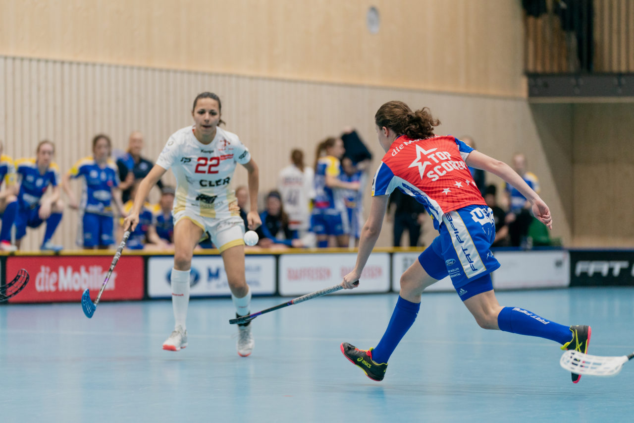 Damen NLA Playoff Viertelfinals, Spiel 1, Switzerland: 29.02.2020, Kloten, Sporthalle Stighag, Isabelle Gerig (Nr. 23, Kloten-Dietlikon Jets) holt den Ball aus der Luft

Credit: Claudio Schwarz, unihockey-fotos.ch
