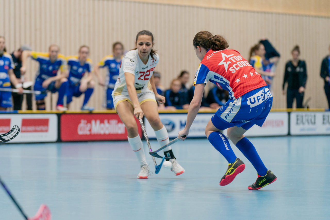 Damen NLA Playoff Viertelfinals, Spiel 1, Switzerland: 29.02.2020, Kloten, Sporthalle Stighag, Isabelle Gerig (Nr. 23, Kloten-Dietlikon Jets) holt den Ball aus der Luft

Credit: Claudio Schwarz, unihockey-fotos.ch