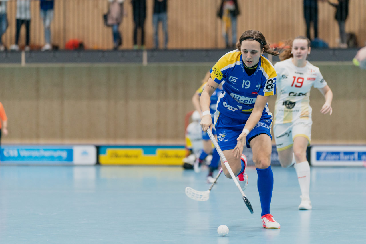 Damen NLA Playoff Viertelfinals, Spiel 1, Switzerland: 29.02.2020, Kloten, Sporthalle Stighag, Julia Suter (Nr. 19, Kloten-Dietlikon Jets) am Ball

Credit: Claudio Schwarz, unihockey-fotos.ch