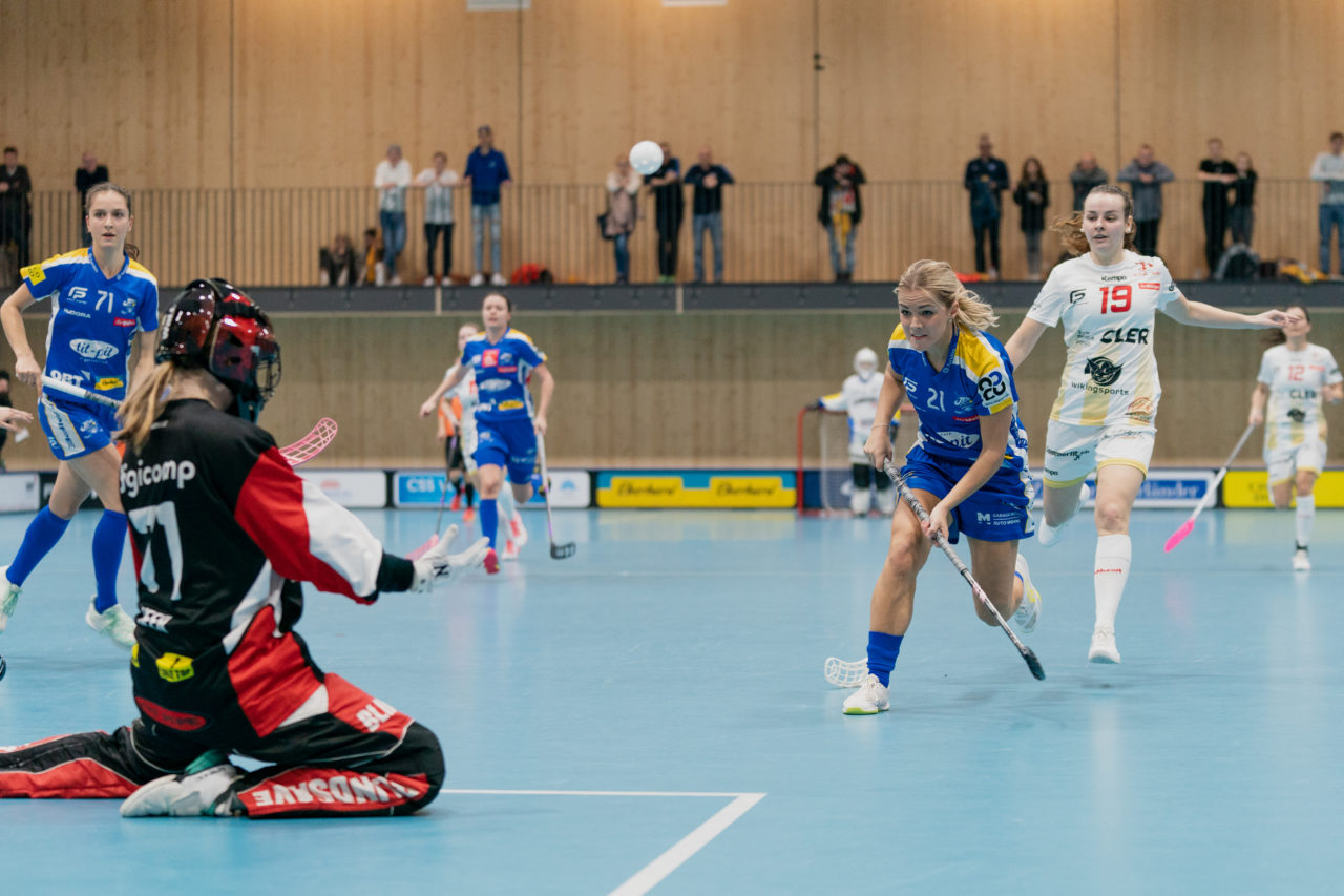 Damen NLA Playoff Viertelfinals, Spiel 1, Switzerland: 29.02.2020, Kloten, Sporthalle Stighag, Alice Granstedt (Nr. 21, Kloten-Dietlikon Jets) vergibt gegen Nicole Heer (Nr. 71, Red Ants Rychenberg Winterthur) 

Credit: Claudio Schwarz, unihockey-fotos.ch