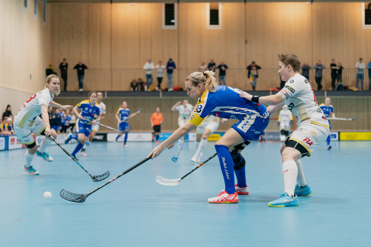 Damen NLA Playoff Viertelfinals, Spiel 1, Switzerland: 29.02.2020, Kloten, Sporthalle Stighag, Michelle Wiki (Nr. 6, Kloten-Dietlikon Jets) streckt sich nach dem Ball

Credit: Claudio Schwarz, unihockey-fotos.ch