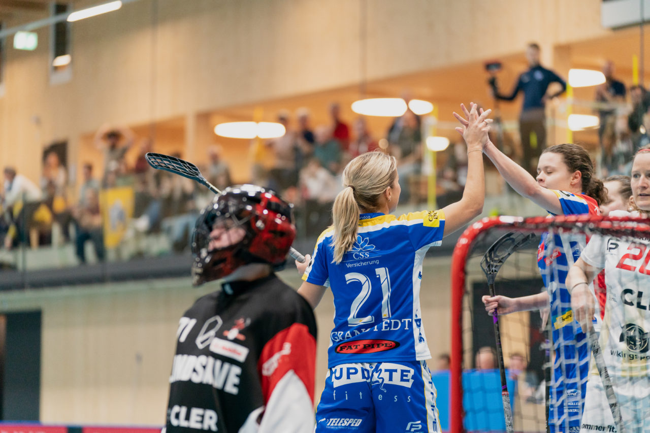 Damen NLA Playoff Viertelfinals, Spiel 1, Switzerland: 29.02.2020, Kloten, Sporthalle Stighag, Julia Suter (Nr. 19, Kloten-Dietlikon Jets) klatscht mit Isabelle Gerig (Nr. 23, Kloten-Dietlikon Jets) ab

Credit: Claudio Schwarz, unihockey-fotos.ch