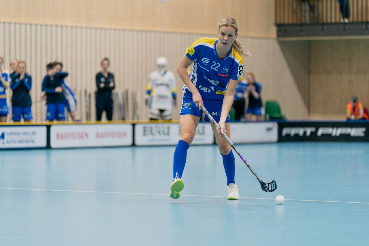 Damen NLA Playoff Viertelfinals, Spiel 1, Switzerland: 29.02.2020, Kloten, Sporthalle Stighag, Iza Rydfjäll (Nr. 22, Kloten-Dietlikon Jets) am Ball

Credit: Claudio Schwarz, unihockey-fotos.ch