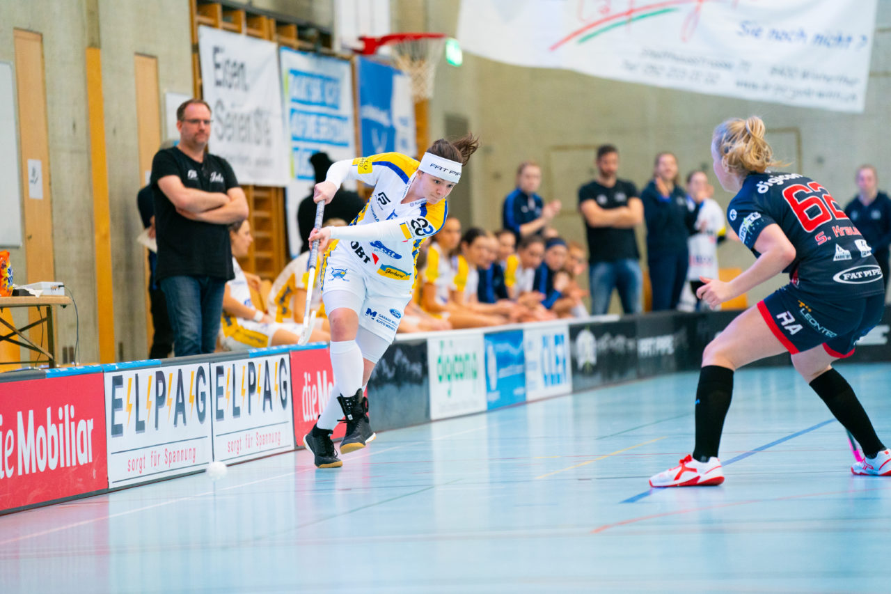 Damen NLA Playoff Viertelfinals, Spiel 2, Switzerland: 01.03.2020, Winterthur, Oberseen, Natalie Martinakova (Nr. 15, Kloten-Dietlikon Jets) spielt den Ball

Credit: Claudio Schwarz, unihockey-fotos.ch