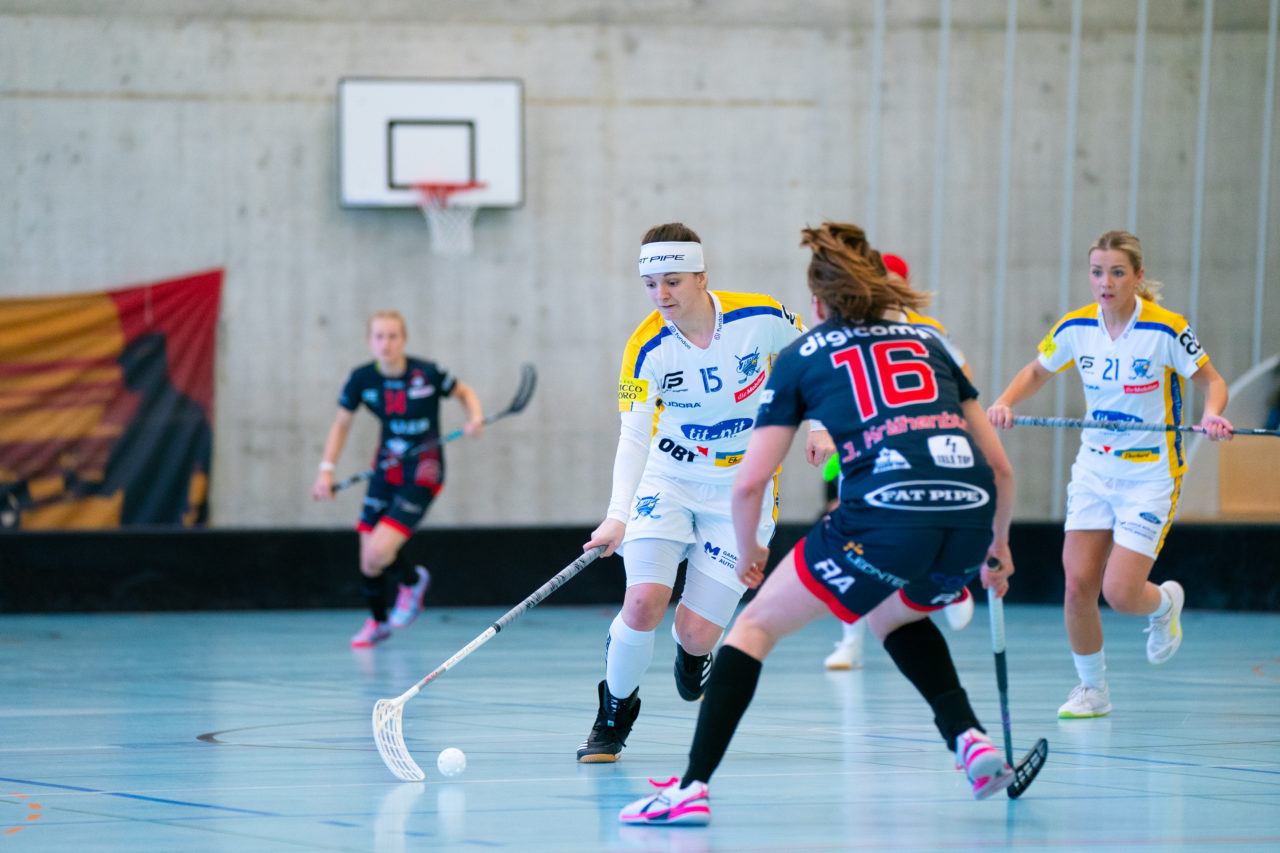 Damen NLA Playoff Viertelfinals, Spiel 2, Switzerland: 01.03.2020, Winterthur, Oberseen, Natalie Martinakova (Nr. 15, Kloten-Dietlikon Jets) lupft den Ball an Jasmin Krähenbühl (Nr. 16, Red Ants Rychenberg Winterthur) vorbei

Credit: Claudio Schwarz, unihockey-fotos.ch