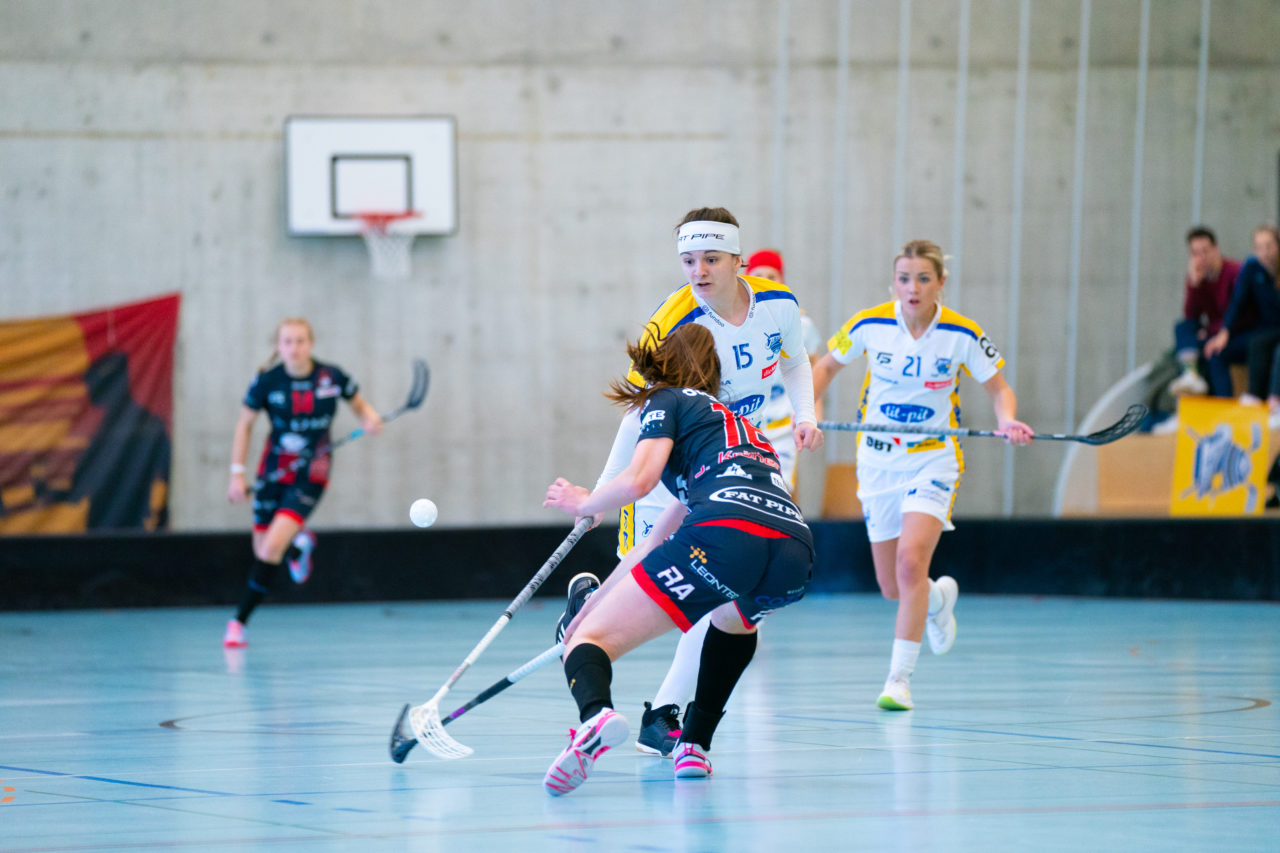 Damen NLA Playoff Viertelfinals, Spiel 2, Switzerland: 01.03.2020, Winterthur, Oberseen, Natalie Martinakova (Nr. 15, Kloten-Dietlikon Jets) lupft den Ball an Jasmin Krähenbühl (Nr. 16, Red Ants Rychenberg Winterthur) vorbei

Credit: Claudio Schwarz, unihockey-fotos.ch