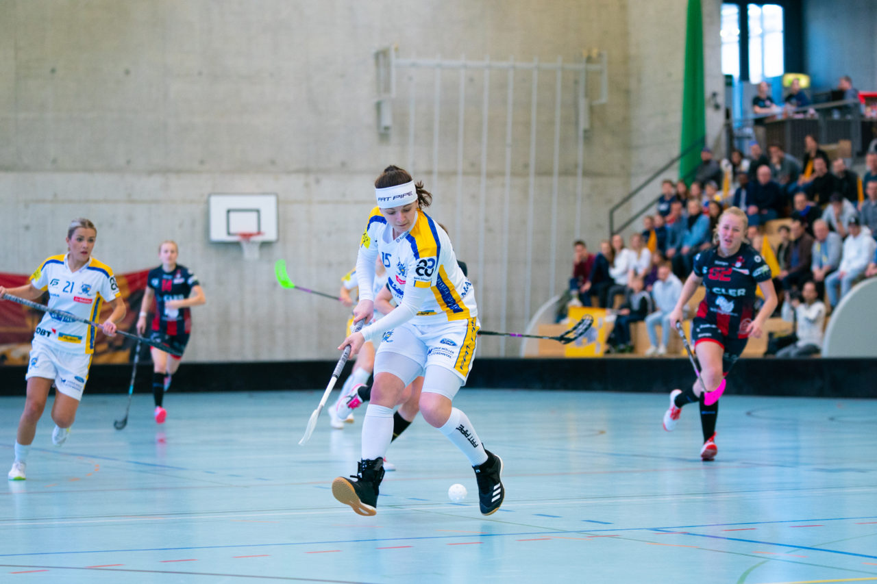 Damen NLA Playoff Viertelfinals, Spiel 2, Switzerland: 01.03.2020, Winterthur, Oberseen, Natalie Martinakova (Nr. 15, Kloten-Dietlikon Jets) mit dem Ball

Credit: Claudio Schwarz, unihockey-fotos.ch