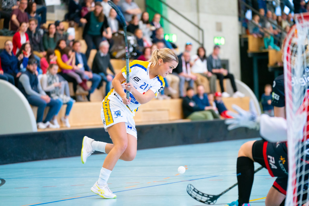 Damen NLA Playoff Viertelfinals, Spiel 2, Switzerland: 01.03.2020, Winterthur, Oberseen, Alice Granstedt (Nr. 21, Kloten-Dietlikon Jets) verpasst vor dem Tor

Credit: Claudio Schwarz, unihockey-fotos.ch