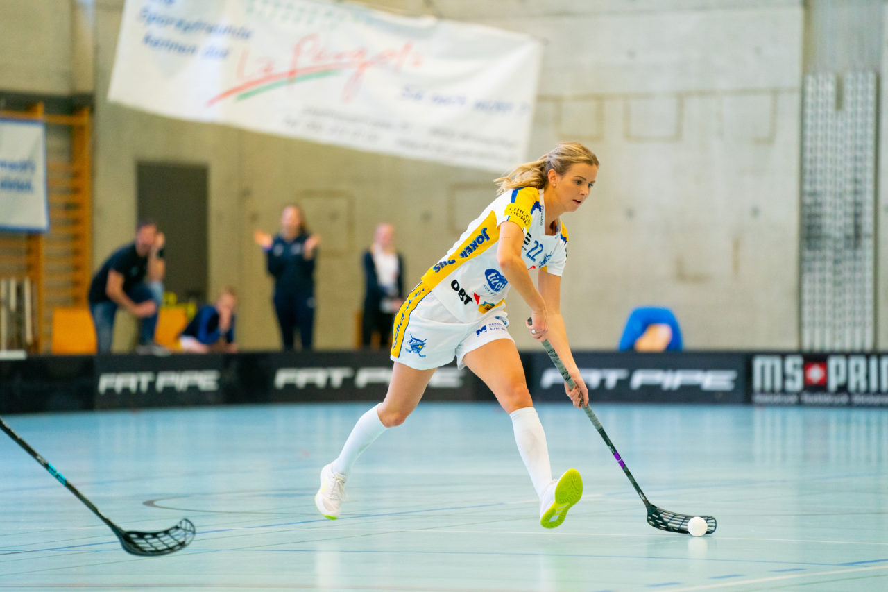 Damen NLA Playoff Viertelfinals, Spiel 2, Switzerland: 01.03.2020, Winterthur, Oberseen, Iza Rydfjäll (Nr. 22, Kloten-Dietlikon Jets) spielt den Ball

Credit: Claudio Schwarz, unihockey-fotos.ch