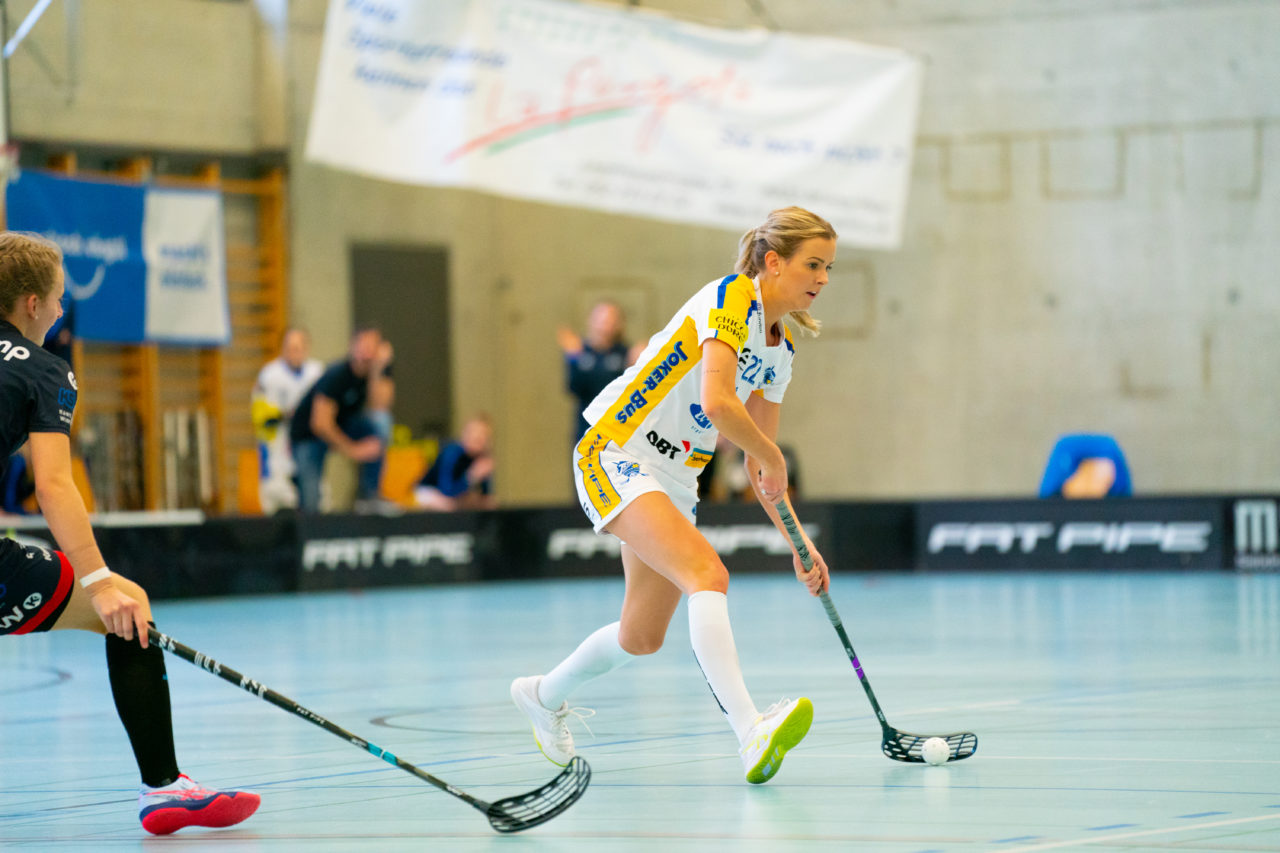 Damen NLA Playoff Viertelfinals, Spiel 2, Switzerland: 01.03.2020, Winterthur, Oberseen, Iza Rydfjäll (Nr. 22, Kloten-Dietlikon Jets)  spielt den Ball

Credit: Claudio Schwarz, unihockey-fotos.ch