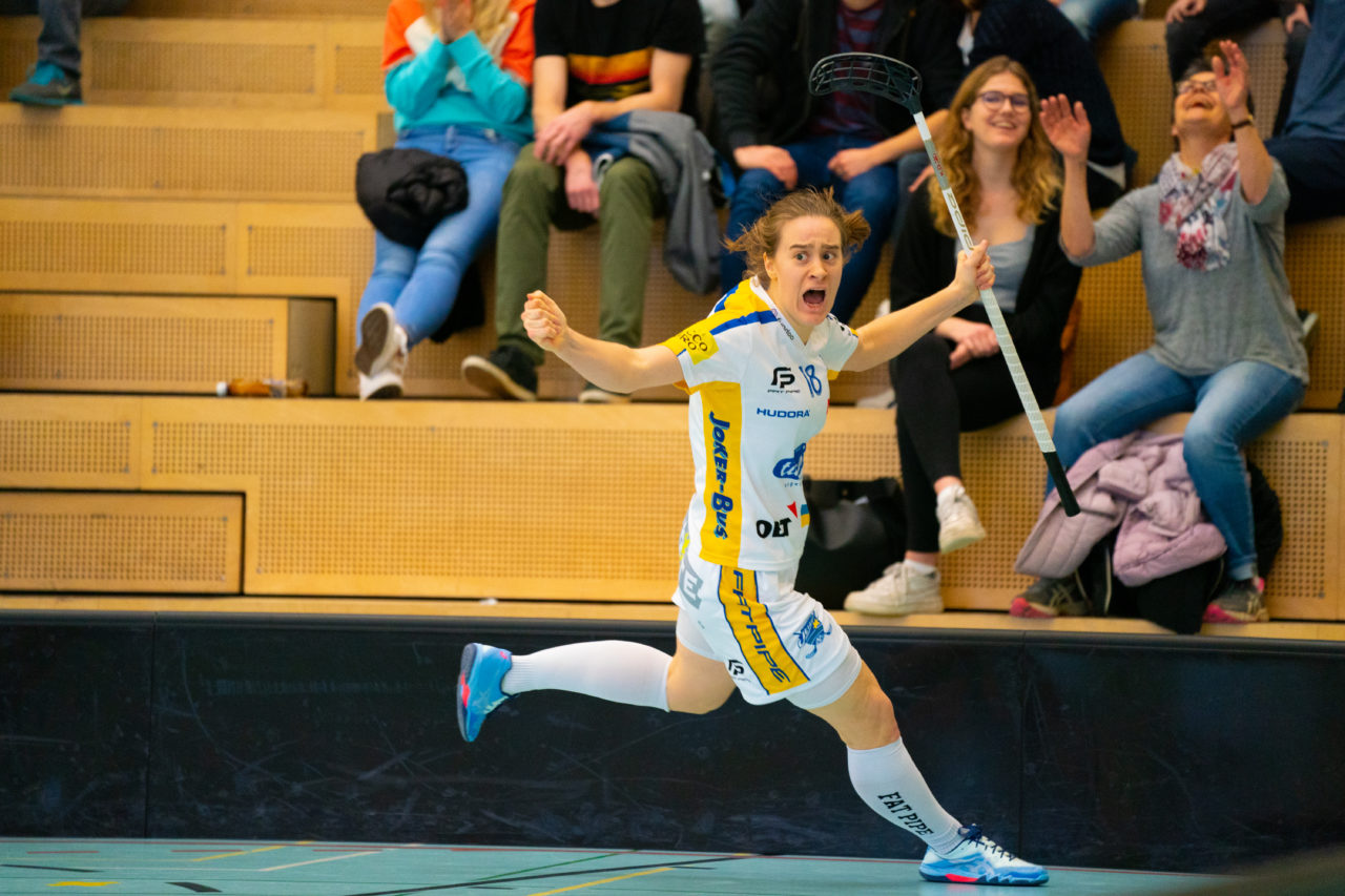 Damen NLA Playoff Viertelfinals, Spiel 2, Switzerland: 01.03.2020, Winterthur, Oberseen, Kassandra Luck (Nr. 18, Kloten-Dietlikon Jets) nach dem entscheidenen Treffer zum 5:6

Credit: Claudio Schwarz, unihockey-fotos.ch