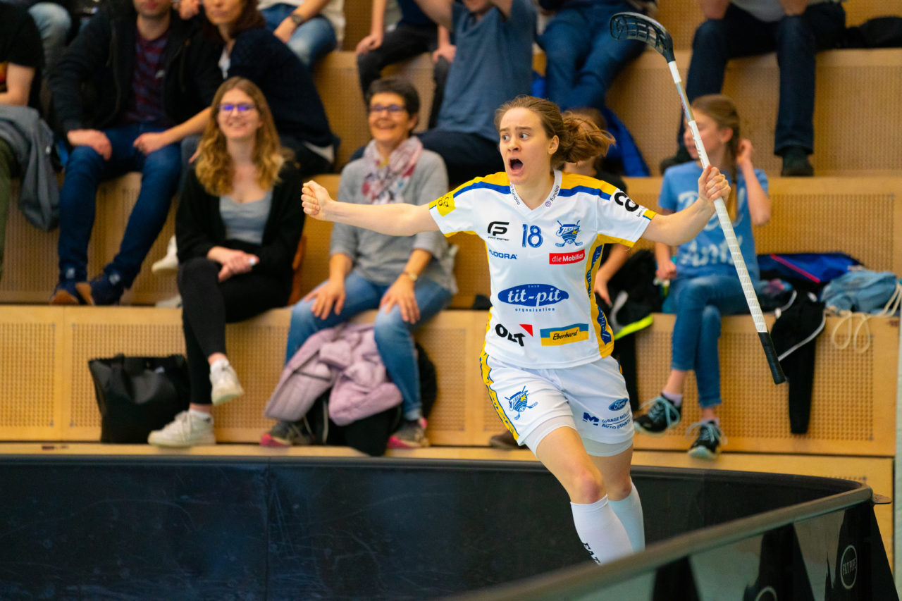 Damen NLA Playoff Viertelfinals, Spiel 2, Switzerland: 01.03.2020, Winterthur, Oberseen, Kassandra Luck (Nr. 18, Kloten-Dietlikon Jets) nach dem entscheidenen Treffer zum 5:6

Credit: Claudio Schwarz, unihockey-fotos.ch