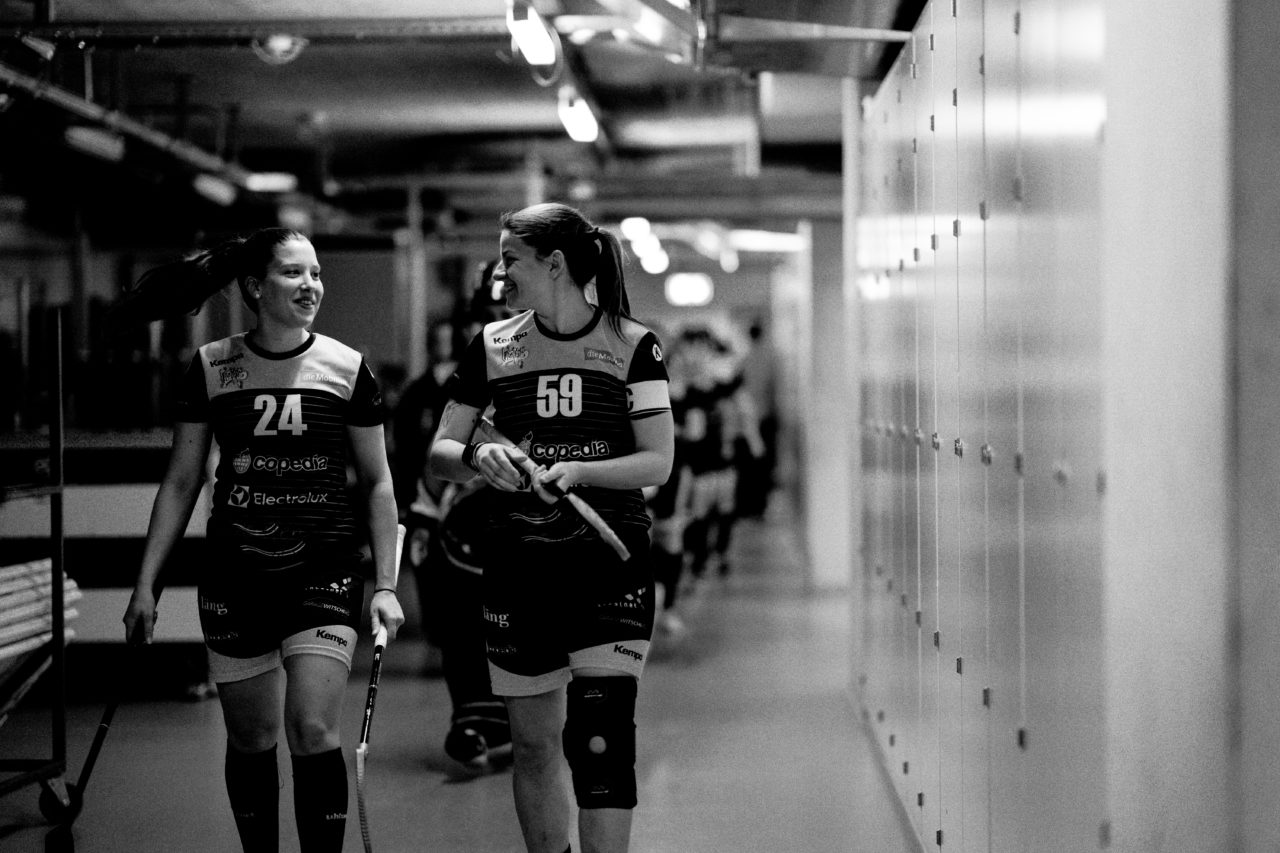 Damen NLA Playoff Viertelfinals, Spiel 3, Switzerland: 06.03.2020, Burgdorf, Schützenmatte, Lena Cina (Nr. 24, Wizards Bern Burgdorf) und Evelina Garbare (Nr. 59, Wizards Bern Burgdorf) 

Credit: Claudio Schwarz, unihockey-fotos.ch
