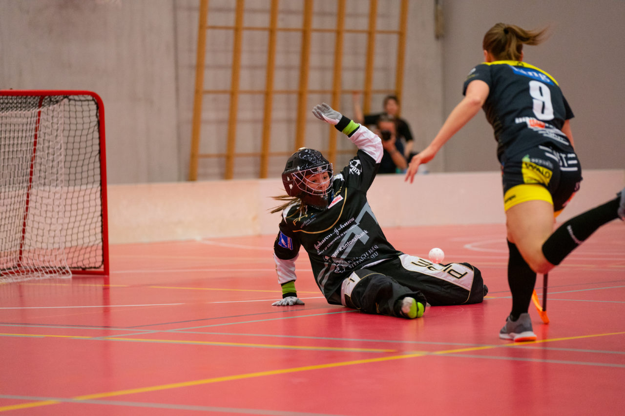 Damen NLA Playoff Viertelfinals, Spiel 3, Switzerland: 06.03.2020, Burgdorf, Schützenmatte, Micheline Müller (Nr. 77, Zug United) rettet

Credit: Claudio Schwarz, unihockey-fotos.ch