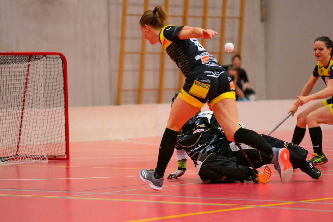 Damen NLA Playoff Viertelfinals, Spiel 3, Switzerland: 06.03.2020, Burgdorf, Schützenmatte, Micheline Müller (Nr. 77, Zug United) rettet

Credit: Claudio Schwarz, unihockey-fotos.ch