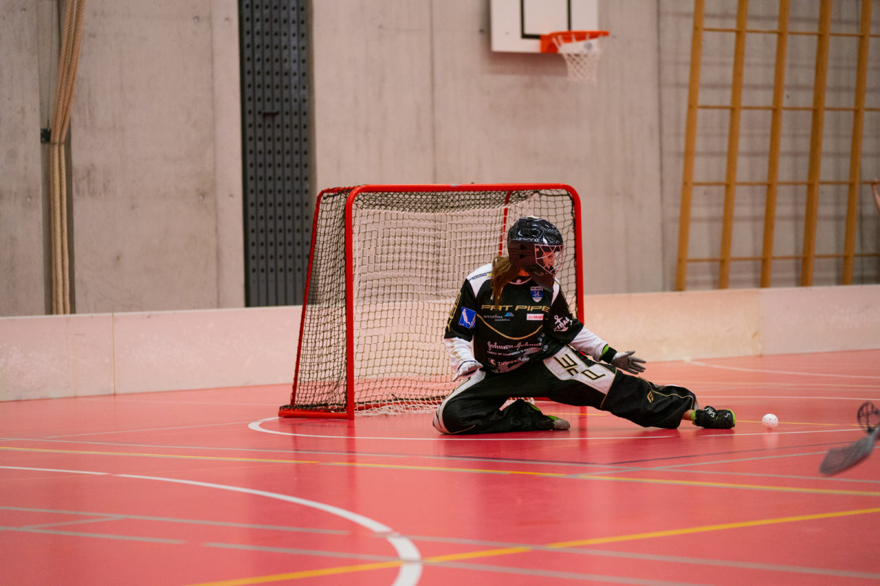 Damen NLA Playoff Viertelfinals, Spiel 3, Switzerland: 06.03.2020, Burgdorf, Schützenmatte, Micheline Müller (Nr. 77, Zug United) wehrt ab

Credit: Claudio Schwarz, unihockey-fotos.ch