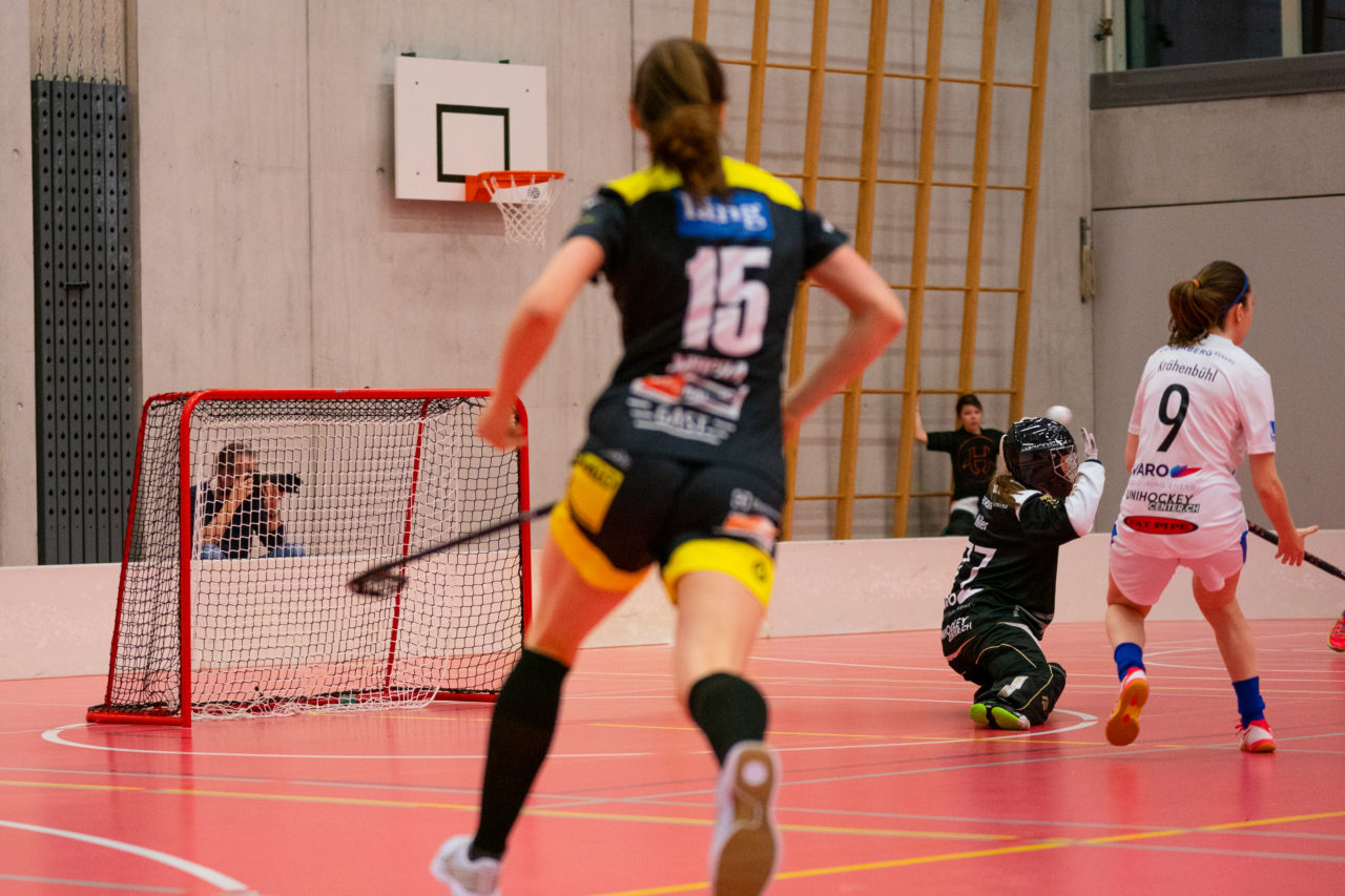 Damen NLA Playoff Viertelfinals, Spiel 3, Switzerland: 06.03.2020, Burgdorf, Schützenmatte, Micheline Müller (Nr. 77, Zug United) pariert

Credit: Claudio Schwarz, unihockey-fotos.ch