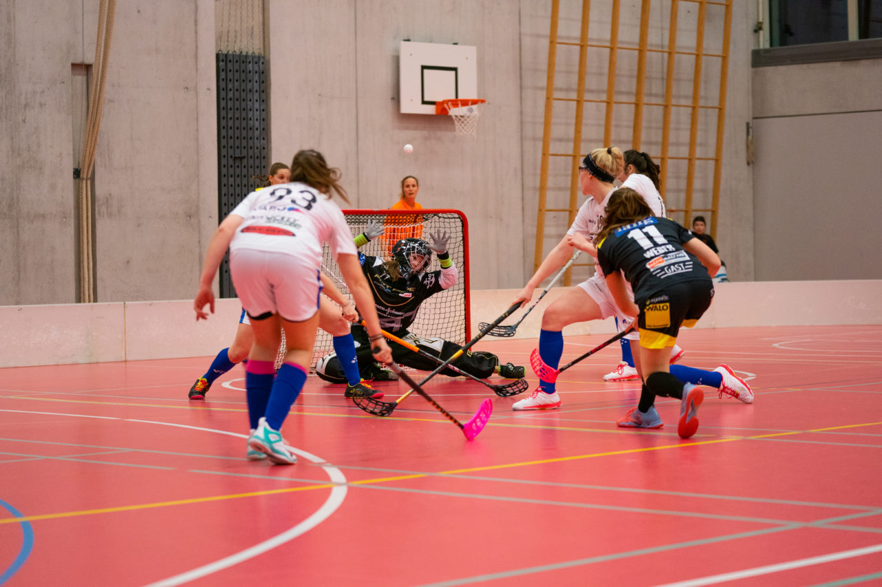 Damen NLA Playoff Viertelfinals, Spiel 3, Switzerland: 06.03.2020, Burgdorf, Schützenmatte, Micheline Müller (Nr. 77, Zug United) wehrt ab

Credit: Claudio Schwarz, unihockey-fotos.ch