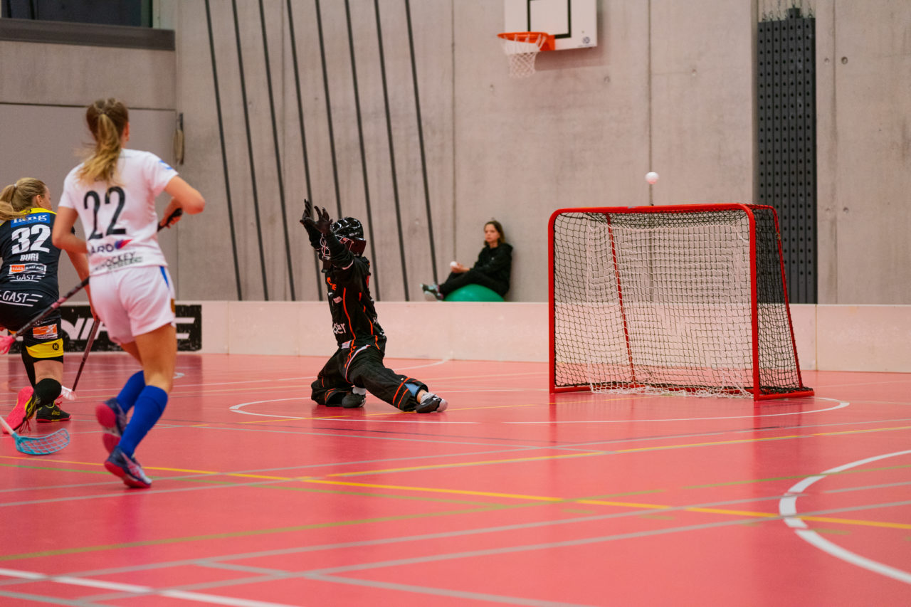 Damen NLA Playoff Viertelfinals, Spiel 3, Switzerland: 06.03.2020, Burgdorf, Schützenmatte, Ladina Töndury (Nr. 1, Wizards Bern Burgdorf) wehrt ab

Credit: Claudio Schwarz, unihockey-fotos.ch