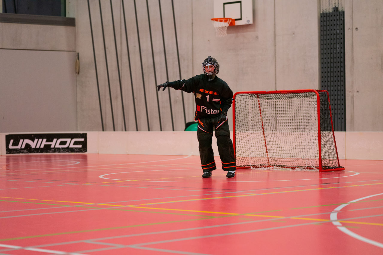 Damen NLA Playoff Viertelfinals, Spiel 3, Switzerland: 06.03.2020, Burgdorf, Schützenmatte, Ladina Töndury (Nr. 1, Wizards Bern Burgdorf) zeigt die Richtung an

Credit: Claudio Schwarz, unihockey-fotos.ch