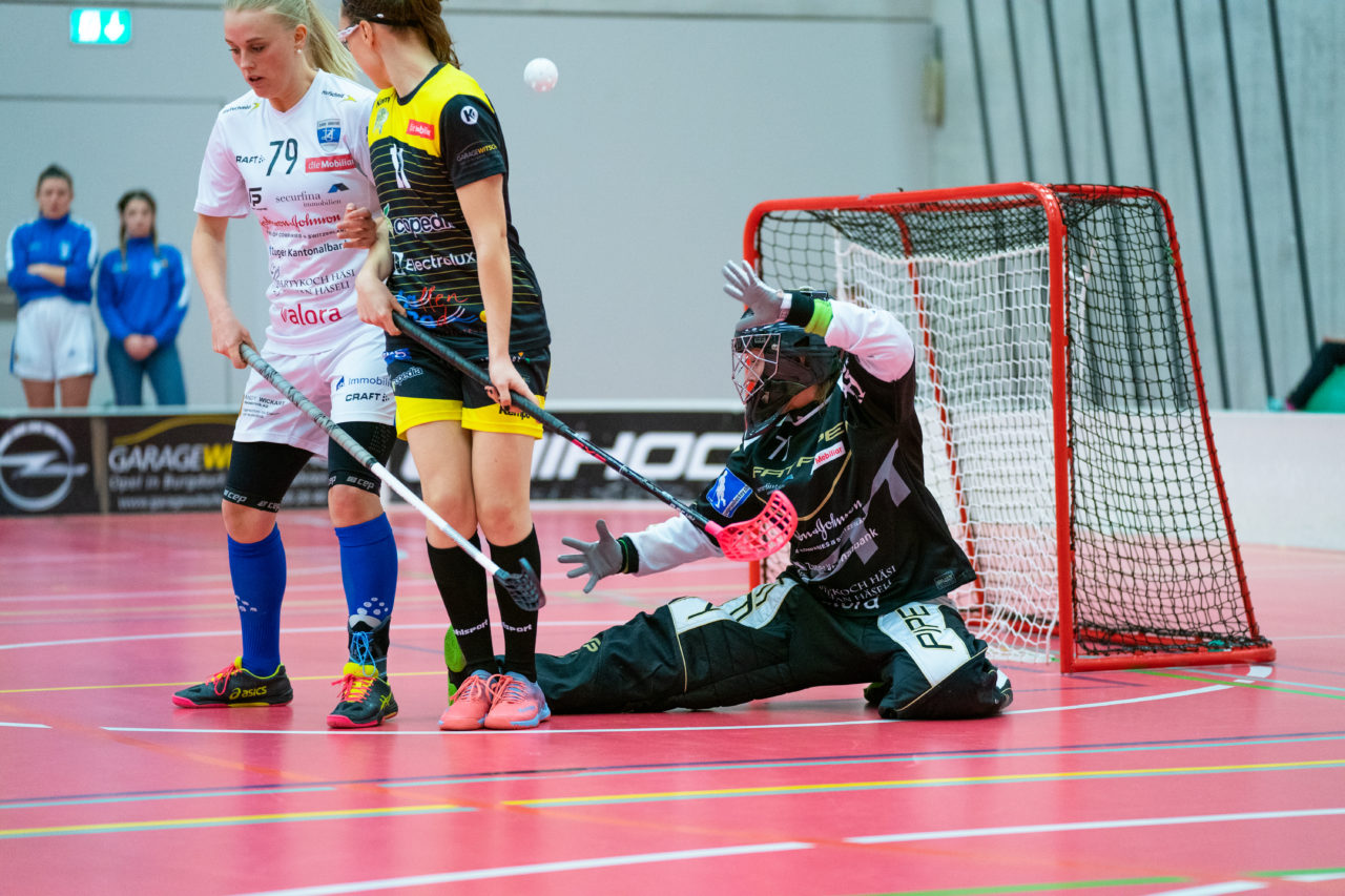 Damen NLA Playoff Viertelfinals, Spiel 3, Switzerland: 06.03.2020, Burgdorf, Schützenmatte, Micheline Müller (Nr. 77, Zug United) wehrt ab

Credit: Claudio Schwarz, unihockey-fotos.ch