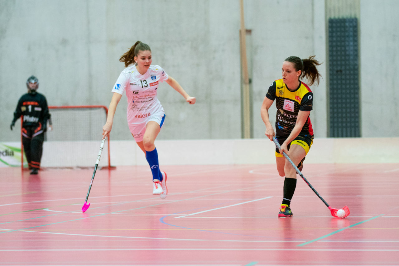 Damen NLA Playoff Viertelfinals, Spiel 3, Switzerland: 06.03.2020, Burgdorf, Schützenmatte, Simone Wyss (Nr. 10, Wizards Bern Burgdorf) spielt den Ball

Credit: Claudio Schwarz, unihockey-fotos.ch