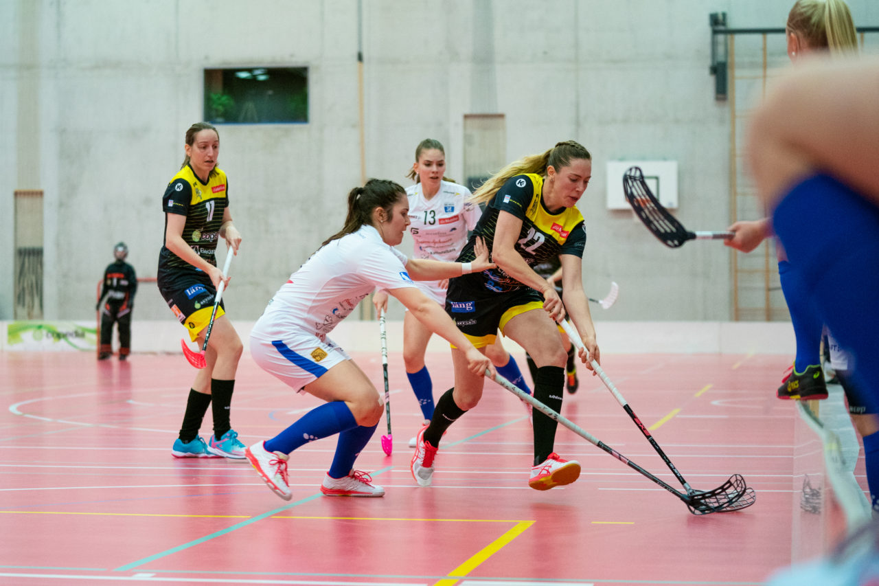 Damen NLA Playoff Viertelfinals, Spiel 3, Switzerland: 06.03.2020, Burgdorf, Schützenmatte, Noemi Kistler (Nr. 11, Zug United) stört Nadia Cattaneo (Nr. 22, Wizards Bern Burgdorf) 

Credit: Claudio Schwarz, unihockey-fotos.ch