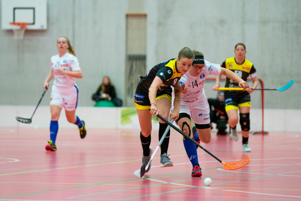 Damen NLA Playoff Viertelfinals, Spiel 3, Switzerland: 06.03.2020, Burgdorf, Schützenmatte, Mirjam Hintermann (Nr. 9, Wizards Bern Burgdorf) fightet mit Stefanie Burkhardt (Nr. 14, Zug United) um den Ball

Credit: Claudio Schwarz, unihockey-fotos.ch