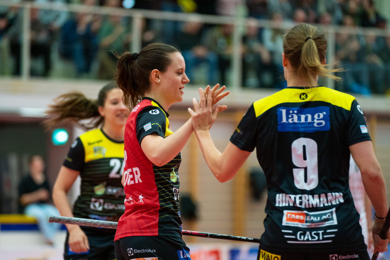 Damen NLA Playoff Viertelfinals, Spiel 3, Switzerland: 06.03.2020, Burgdorf, Schützenmatte, Simone Wyss (Nr. 10, Wizards Bern Burgdorf) klatscht mit Mirjam Hintermann (Nr. 9, Wizards Bern Burgdorf) ab

Credit: Claudio Schwarz, unihockey-fotos.ch