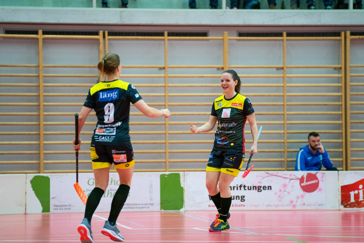 Damen NLA Playoff Viertelfinals, Spiel 3, Switzerland: 06.03.2020, Burgdorf, Schützenmatte, Simone Wyss (Nr. 10, Wizards Bern Burgdorf) jubelt mit Mirjam Hintermann (Nr. 9, Wizards Bern Burgdorf) 

Credit: Claudio Schwarz, unihockey-fotos.ch